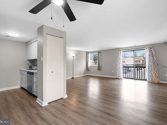 5th image of 560 Glen Ct