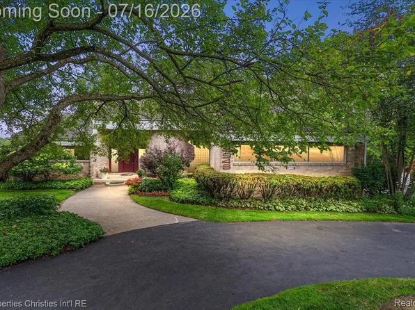 4948 Champlain Cir, West Bloomfield, MI 48323