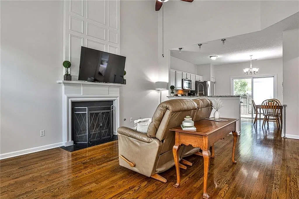 3 bed, 3.0 bath, 1362 sqft, $1,684 — Photo 4