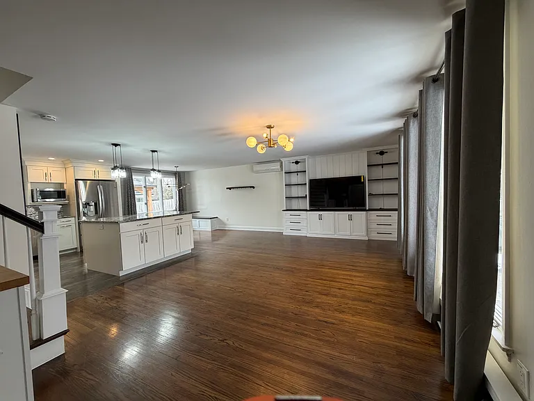 715 Edgewater Dr — Photo 2