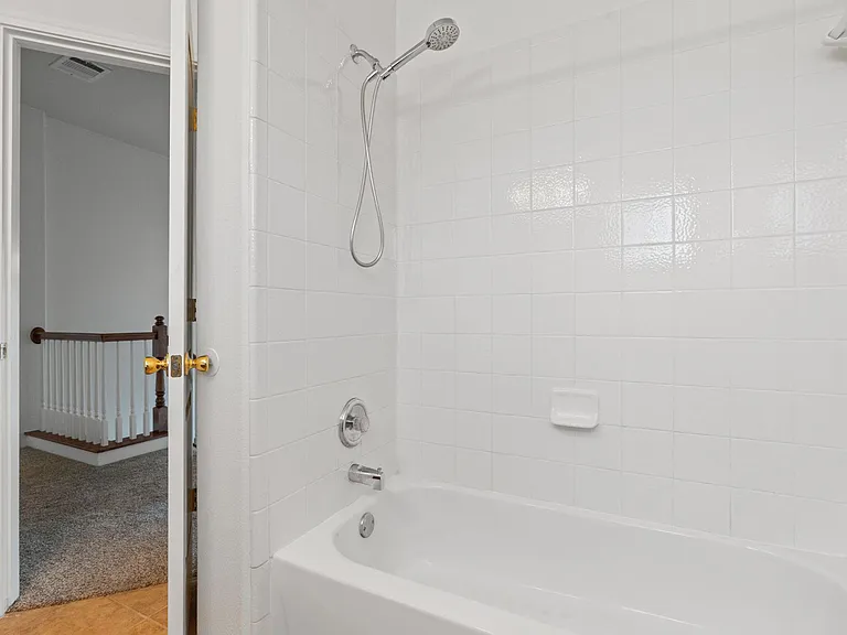 209 Canterbury Dr — Photo 35