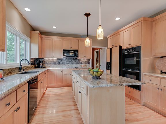 Kitchen w/Maple Cabnts/Trim
