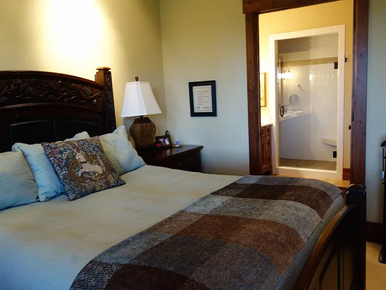 Lower level bedroom w/ full bath, #3