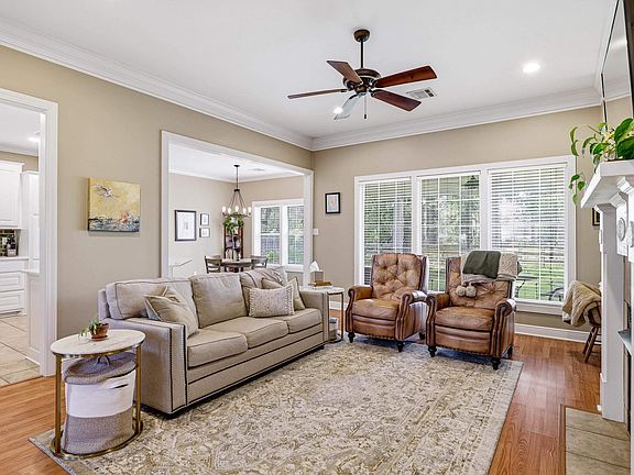 4th image of 136 Watson Cir