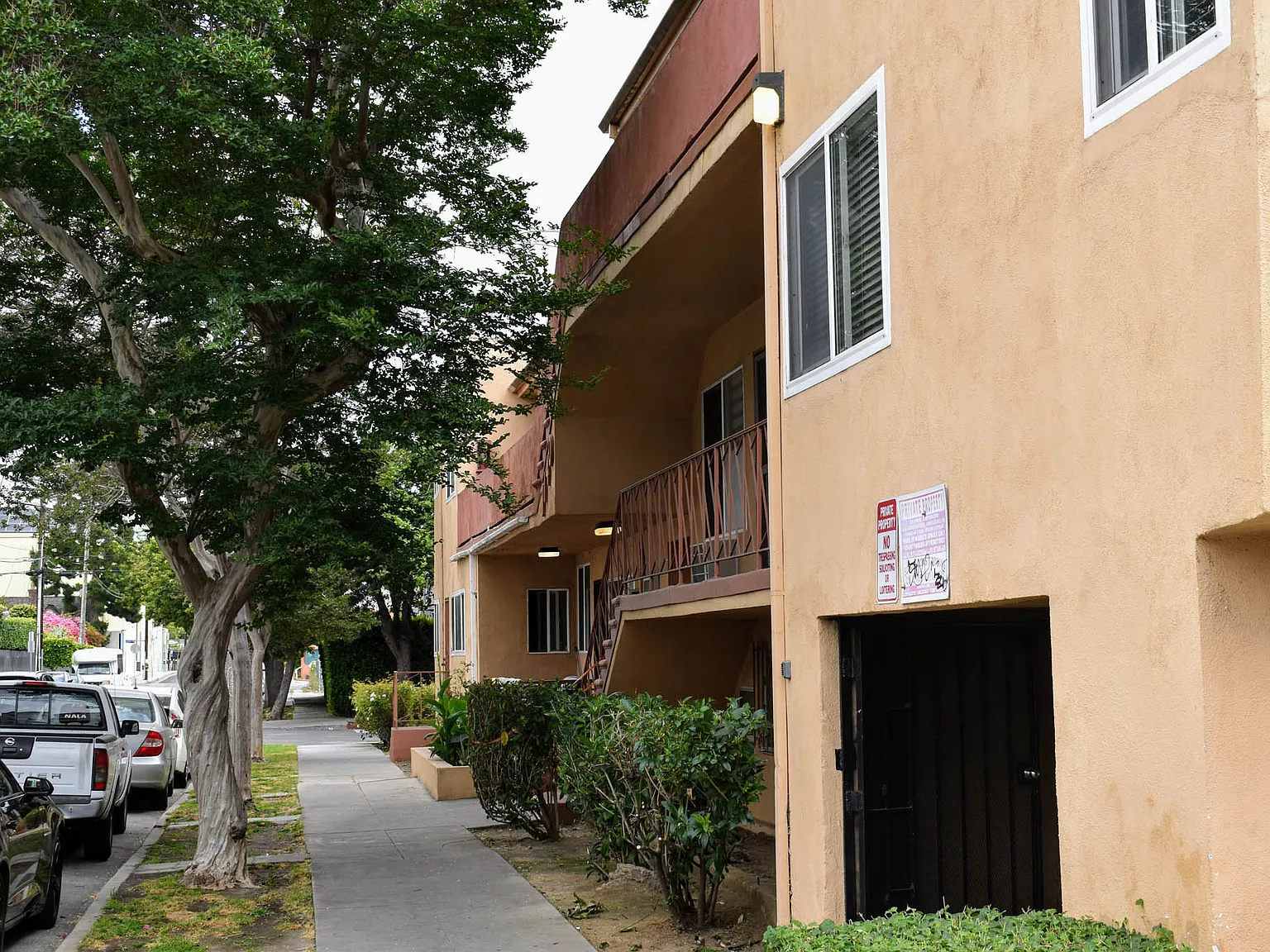 7140 Delongpre Avenue Apartments — Photo 2