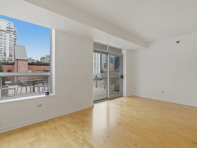 330 W Grand Ave #808 — Photo 7