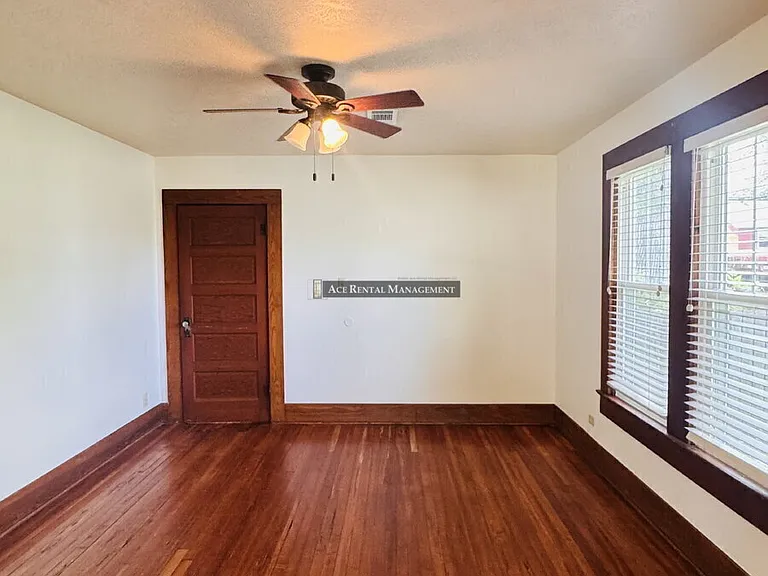 1502 Dallas St — Photo 4