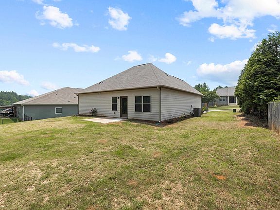 5th image of 170 Garrett Dr