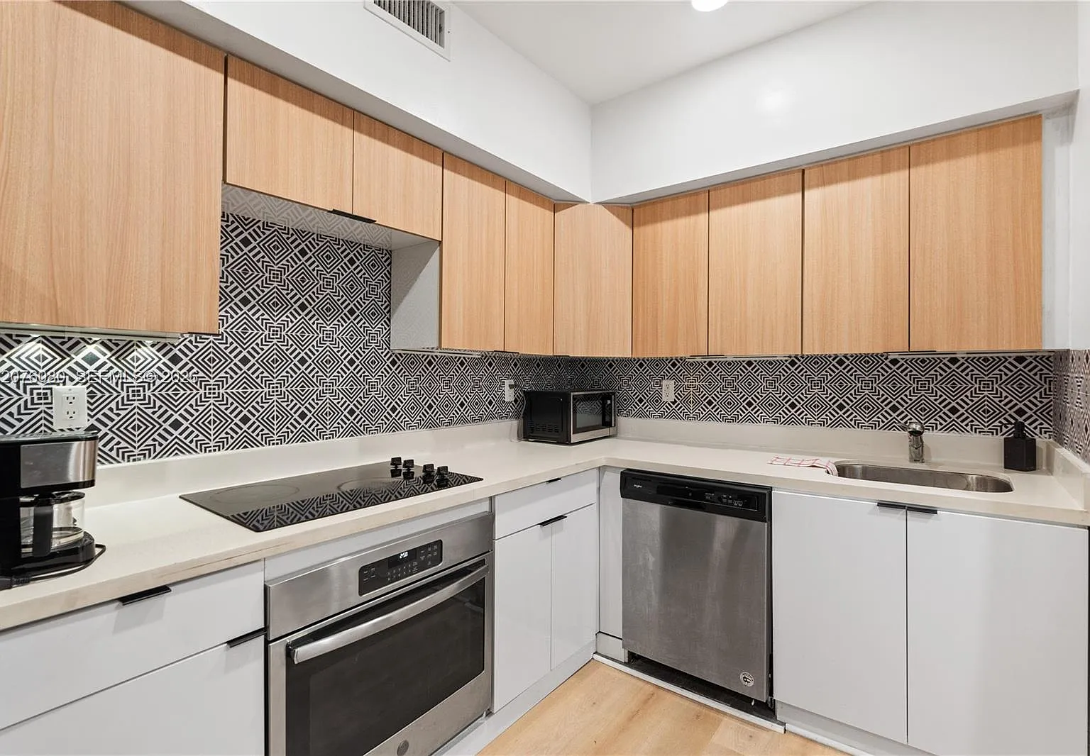 First Deco Condo — Photo 1