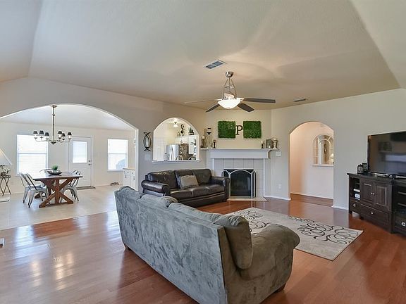 3rd image of 401 Matlock Meadow Dr