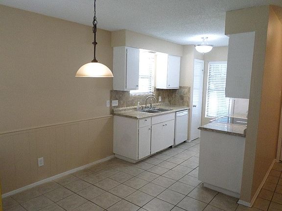 5th image of 802 Country Aire Dr #B