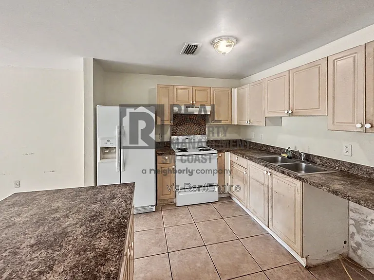 910 E 12th St — Photo 3