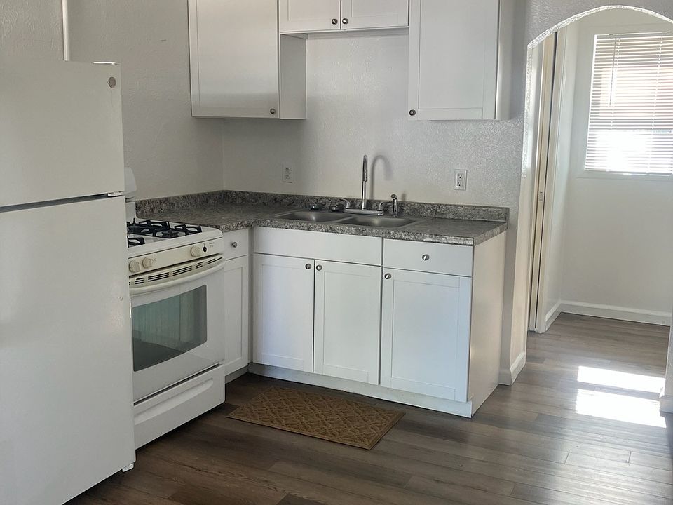Kitchen w/GasRange