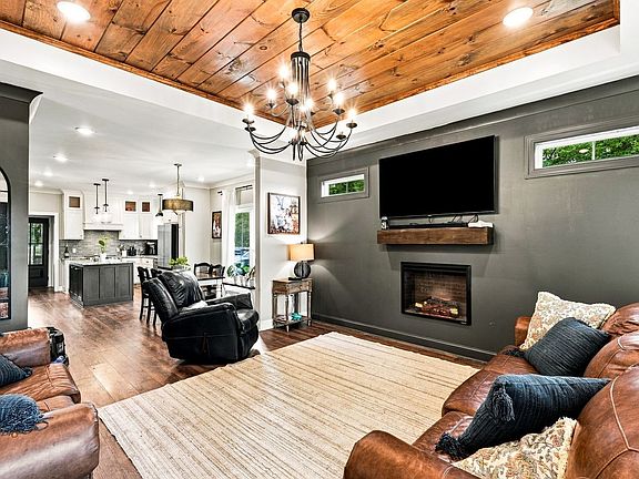 3rd image of 400 Carrie Ln