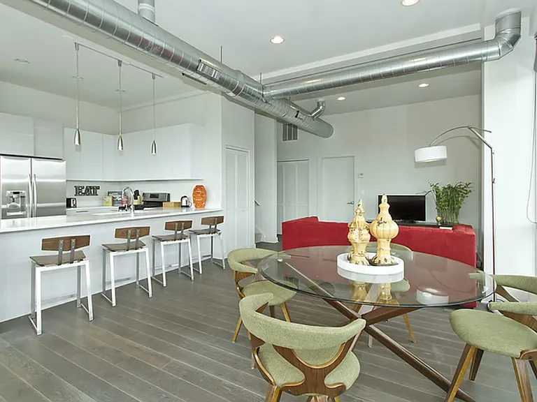 1755 N Damen Ave — Photo 2