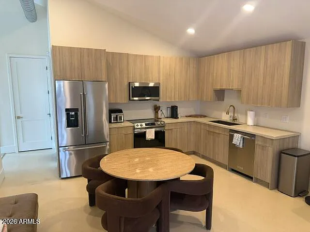 1 bed, 1.0 bath, 800 sqft, $2,000 — Photo 3