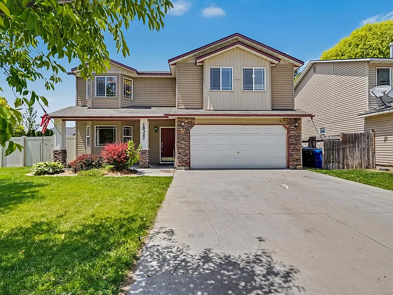 18327 Buckeye Pl — Photo 1