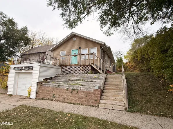 704 5th Ave NW, Mandan, ND 58554