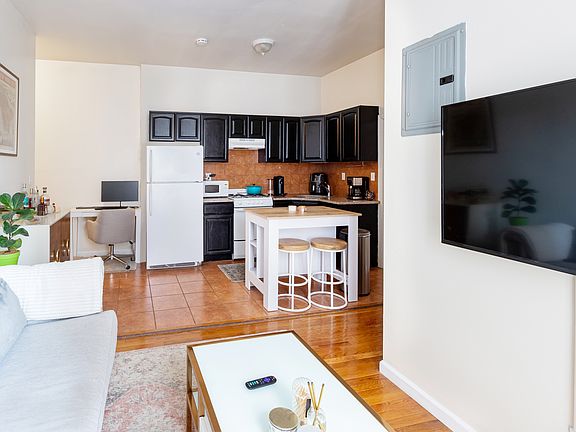 3rd image of 135 Waverly Pl APT 3B