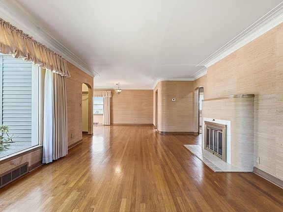 5th image of 27 W Waverly Pl