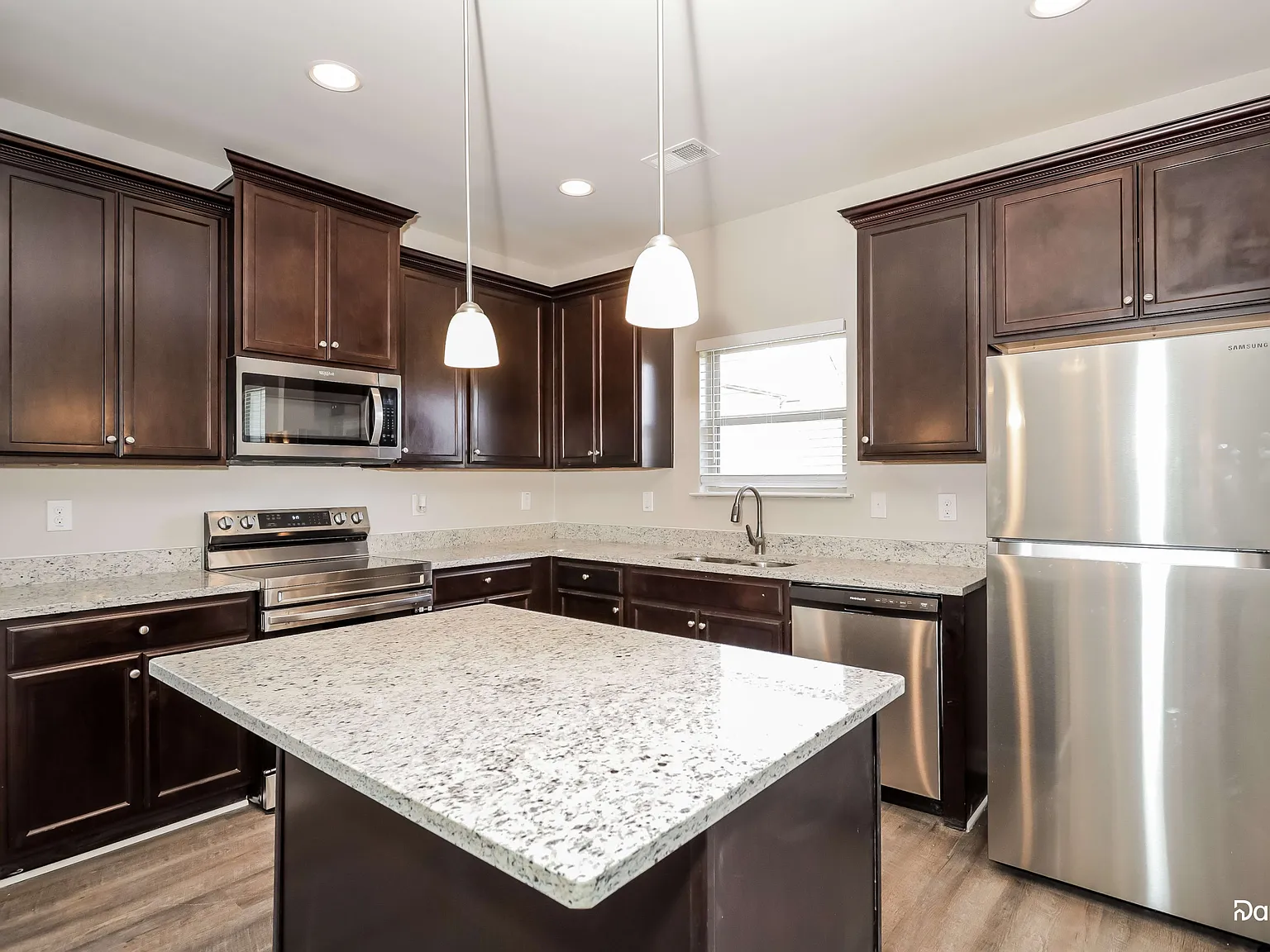 4 bed, 3.0 bath, 1924 sqft, $2,065 — Photo 2