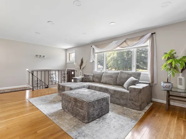 27 Lyman Rd, Framingham, MA 01701