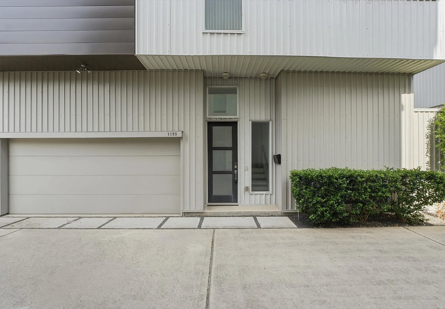 3 bed, 3.5 bath, 2436 sqft, $3,500 — Photo 2