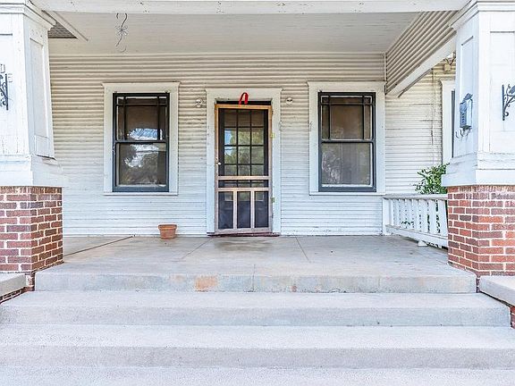 4th image of 806 E Park Ave