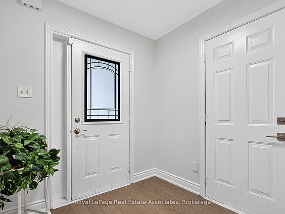 3rd image of 43 Hillsburgh Dr