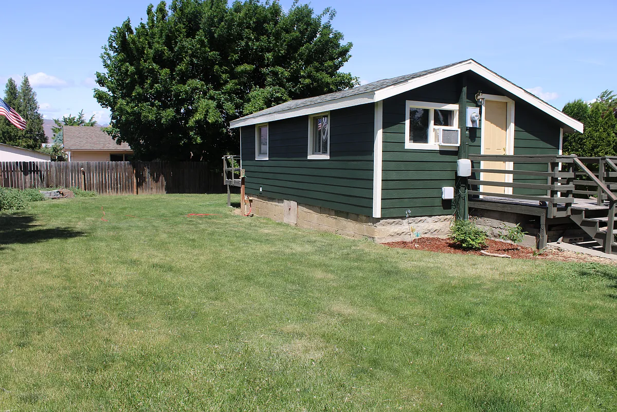 Building Photo - 1320 1/2 Springwater Ave