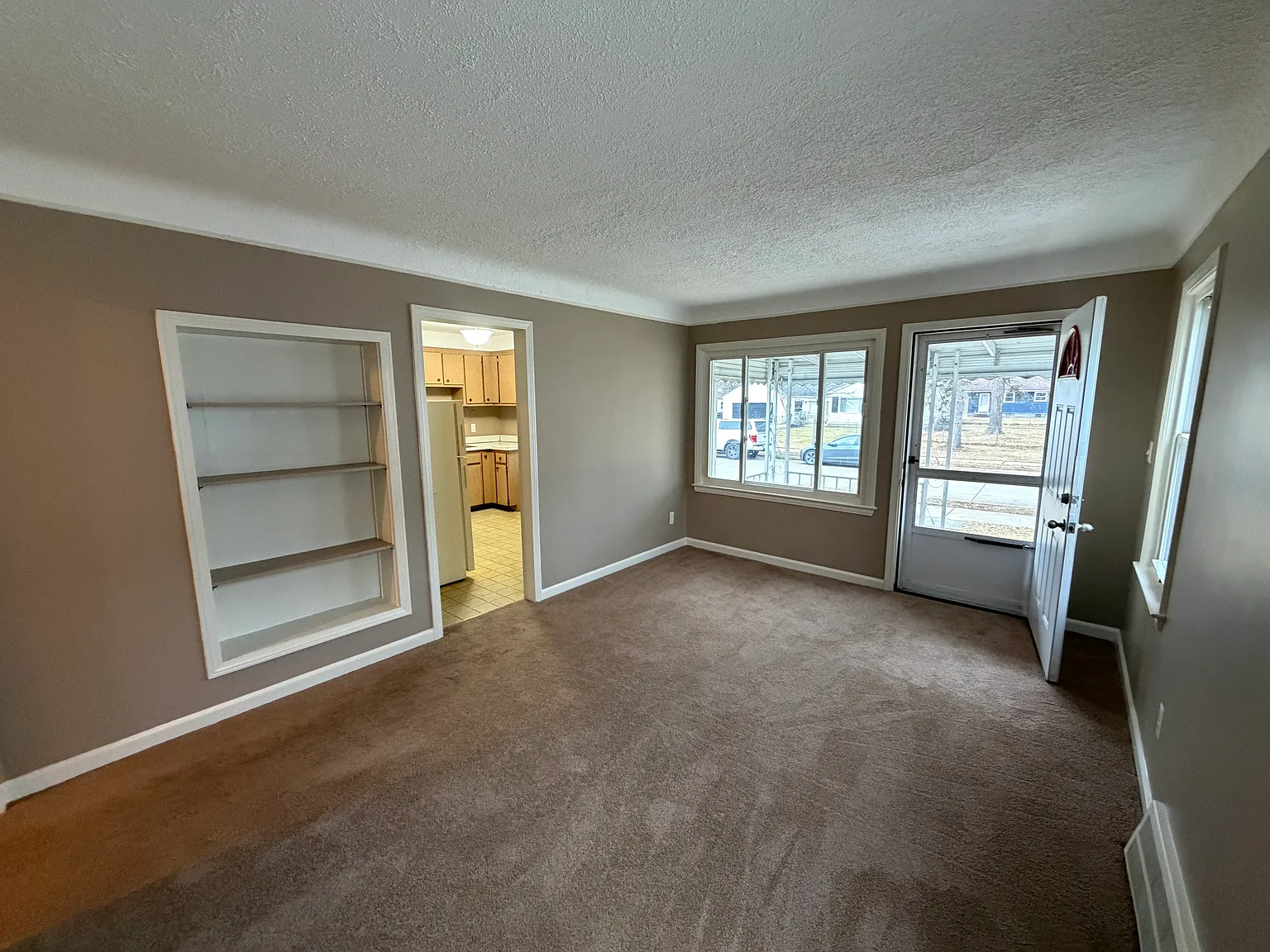 3 bed, 900 sqft, $1,800 — Photo 4