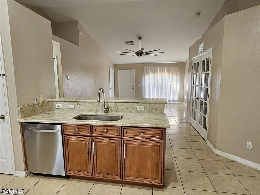 3 bed, 2.0 bath, 1431 sqft, $1,800 — Photo 3