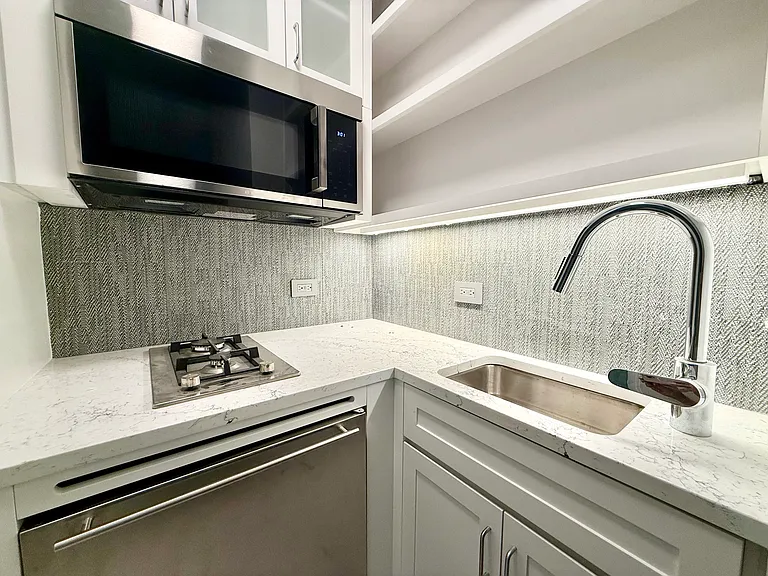 339 E 57th St #1C — Photo 5