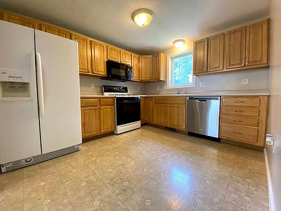 3rd image of 21 Hartwell Brook Dr
