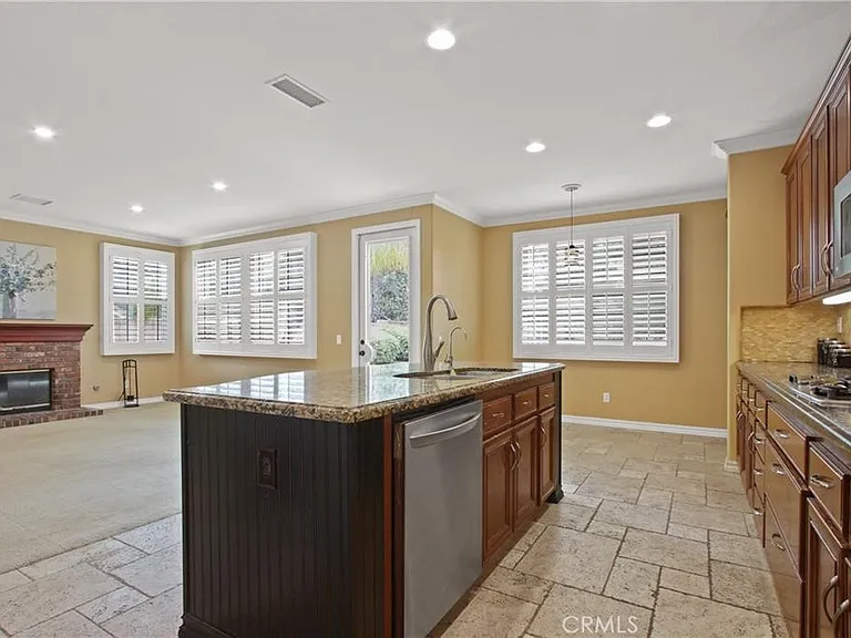 823 Canterbury Ln — Photo 7