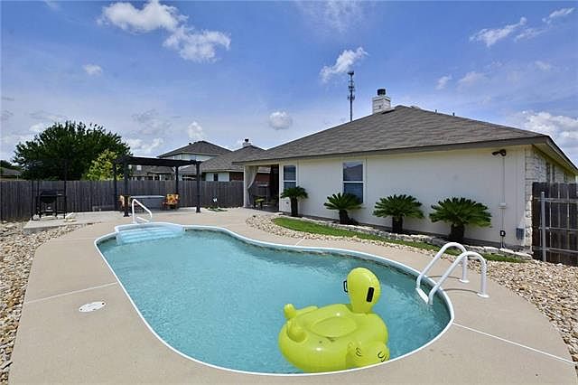 1st image of 320 Gainer Dr