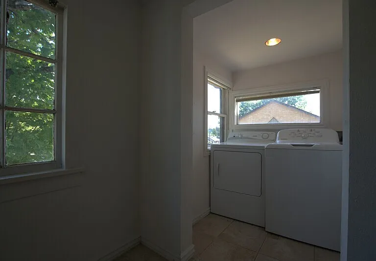 2406 E Columbia St — Photo 9