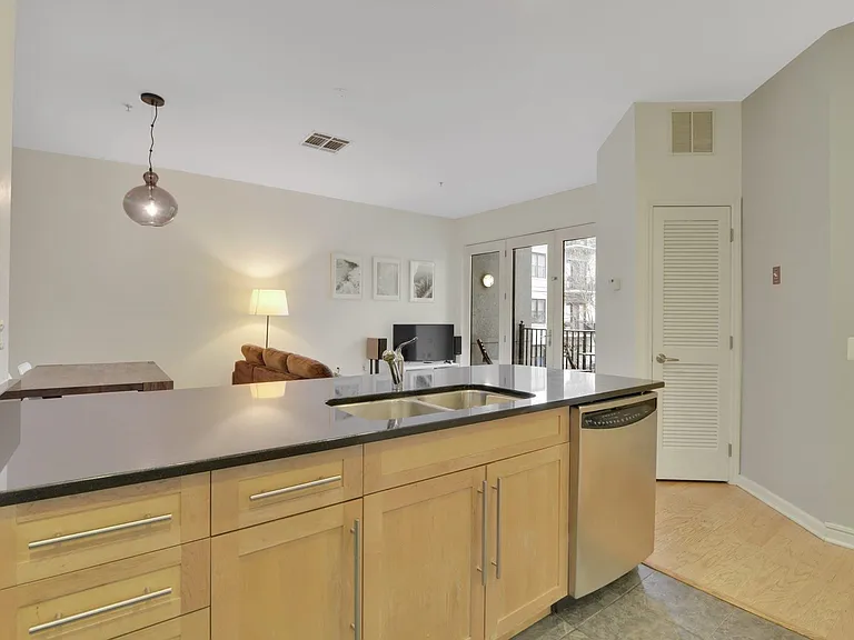 1300 Grand St #417 — Photo 9