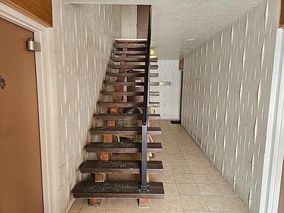 2nd image of 4822 Lee Rd #D6