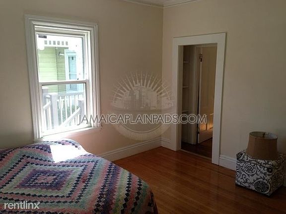 70 School St bed 3