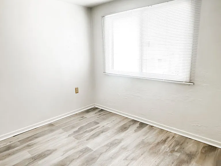 1110 S Main St — Photo 12