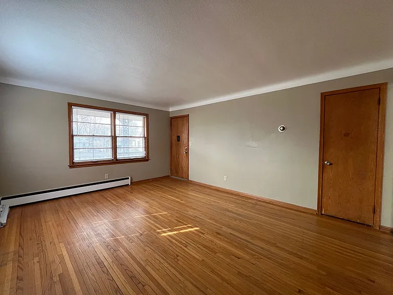 1360 Payne Ave — Photo 6