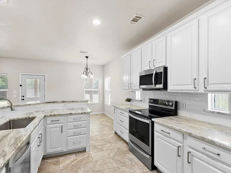 821 Westwood Ct — Photo 3