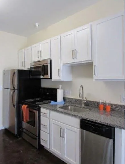 909 Perry St — Photo 15