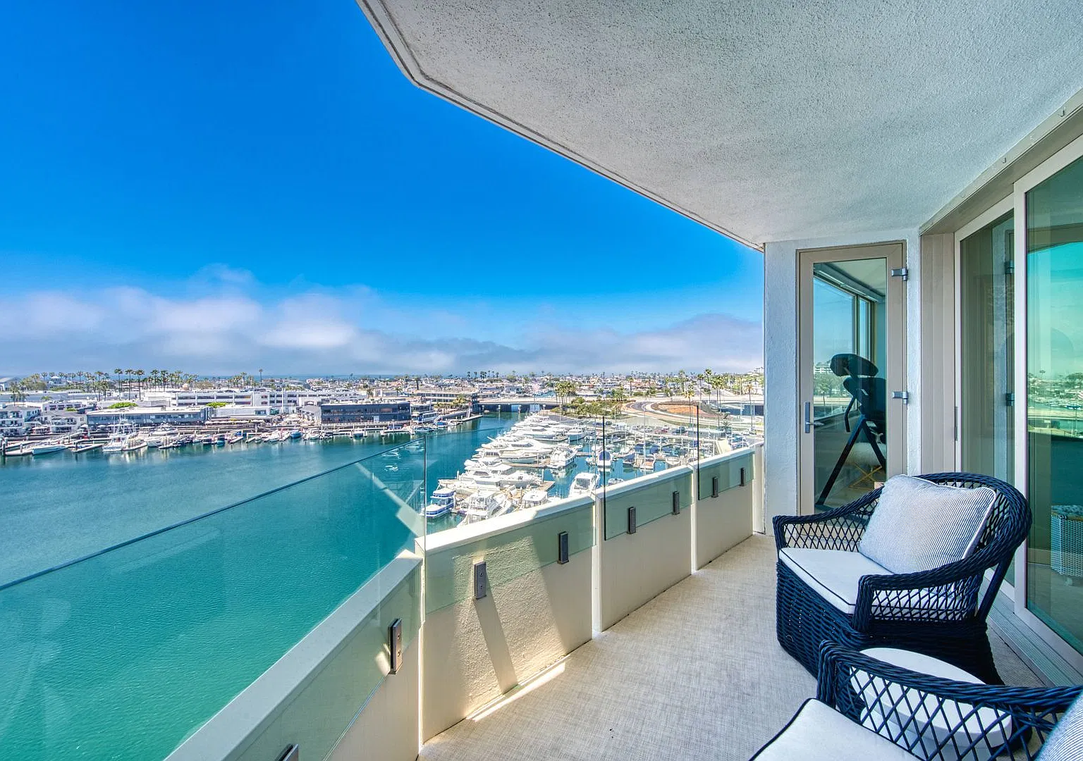 Live Within A Postcard - An Extraordinary Waterfront Residence On The Newport Bay — Photo 4