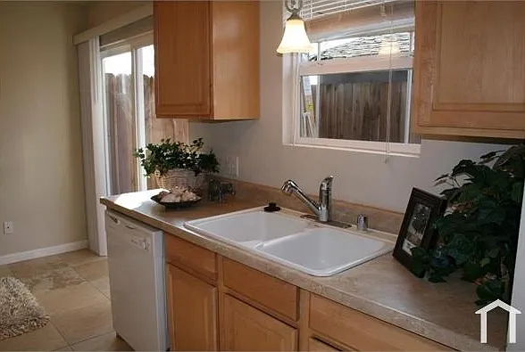 2 bed, 1100 sqft, $1,700 — Photo 4