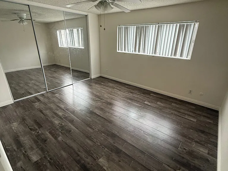 Royal Wyandotte Apartments — Photo 13