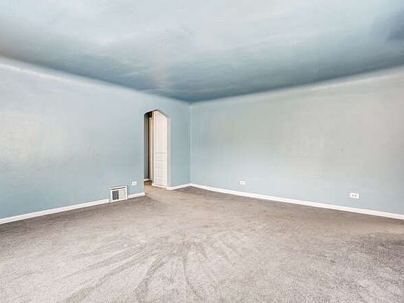 HUGE LIVING ROOM, NEWER CARPET AND PAINT