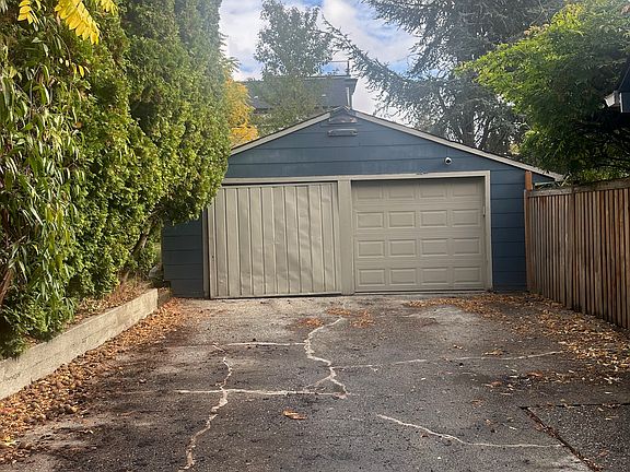 Offstreet parking (shared with neighbor)