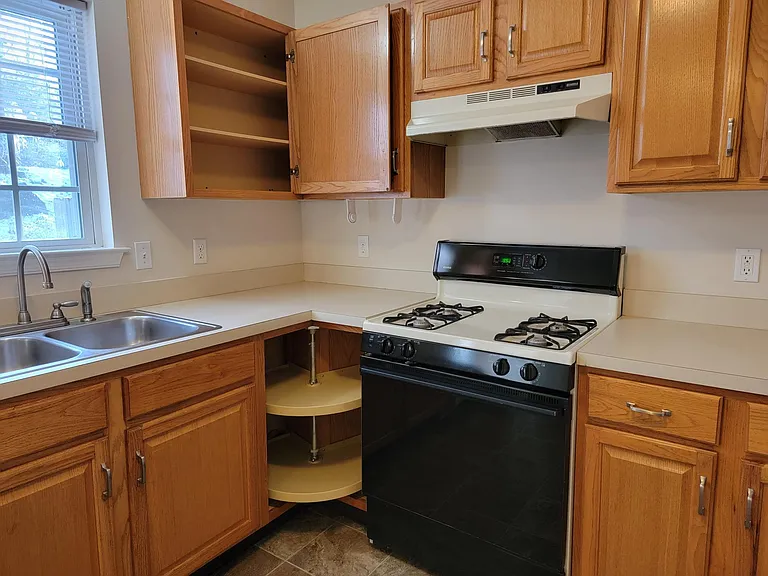 673 Rockwood Dr — Photo 5